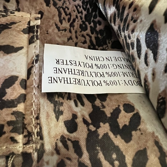 Big Buddha Santa Barbara green and tan clutch or shoulder purse with chain - Picture 3 of 9